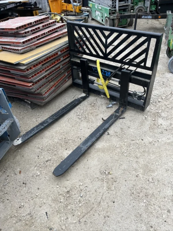 Skid Steer Forks Hydraulic Adjustable universal Cat Bobcat John Deere Gehl