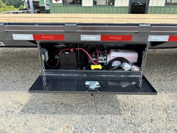 2026 Diamond C FMAX210 2.0 32′ x 102″ Engineered Beam 25k W/ Hydraulic Dovetail