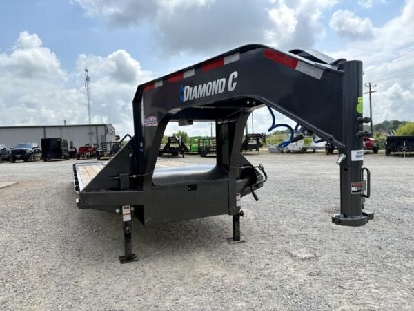 2026 Diamond C FMAX210 2.0 32′ x 102″ Engineered Beam 25k W/ Hydraulic Dovetail