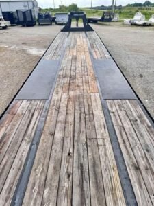 2024 Diamond C FMAX212 40′ x 102″ Fleetneek 25.9k GVWR Straight Deck Air Ride